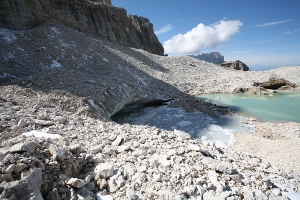 Il Lech dl Dragon sul rock glacier del Murfreit sul versante settentrionale del massiccio del Sella.